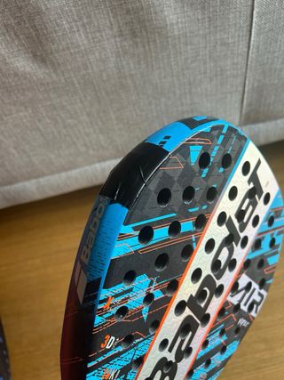 Bolsa pádel Kuikma + pala Babolat Viper + bolas