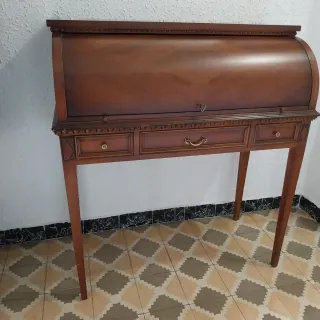 Buró de madera con cajones