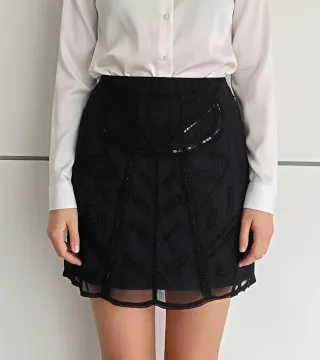 Falda negra con pedrería