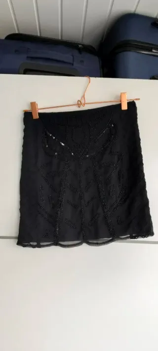 Falda negra con pedrería