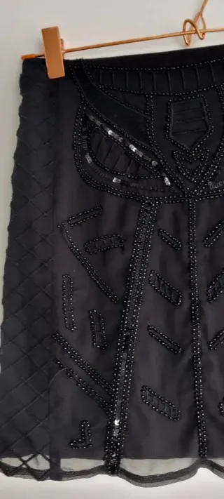 Falda negra con pedrería