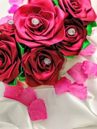 Rosas eternas de seda con diamantes