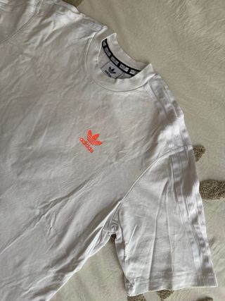 Camiseta Adidas blanca con logo coral mujer S
