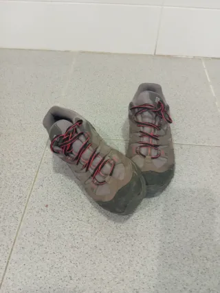 Botas senderismo Marca Salomon Talla 39 Gris.