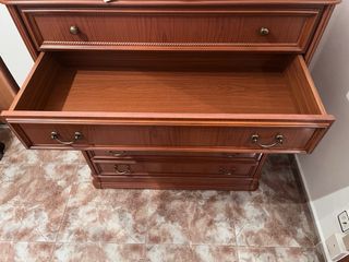 Cómoda de madera color cerezo