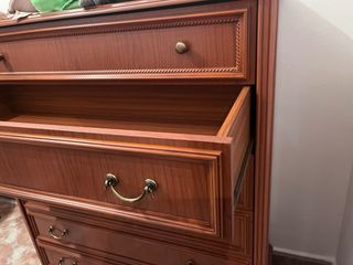 Cómoda de madera color cerezo