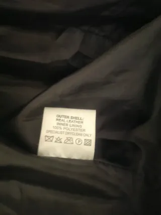 Abrigo de piel negro con puños de pelo