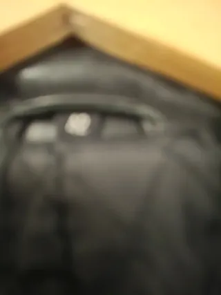 Abrigo de piel negro con puños de pelo