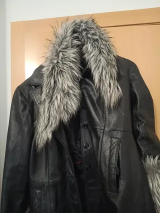 Abrigo de piel negro con puños de pelo