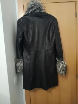 Abrigo de piel negro con puños de pelo