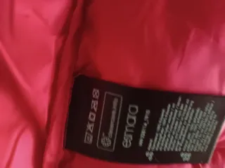 Anorak entallado rosa fucsia señora, da talla 44.