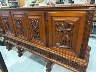 Comedor con vitrina, mesa, sillas y butacas