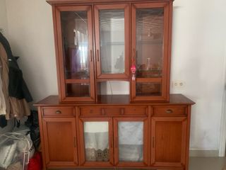 Mueble de madera con vitrina