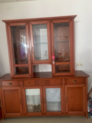 Mueble de madera con vitrina