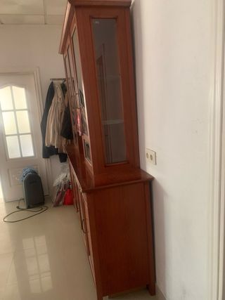 Mueble de madera con vitrina