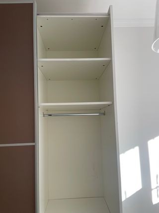 Armario puertas correderas marrón y rojo