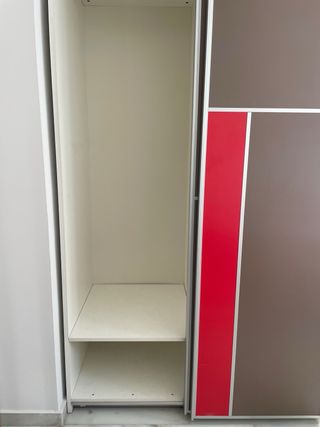 Armario puertas correderas marrón y rojo