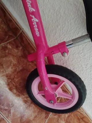 Bicicleta sin pedales rosa