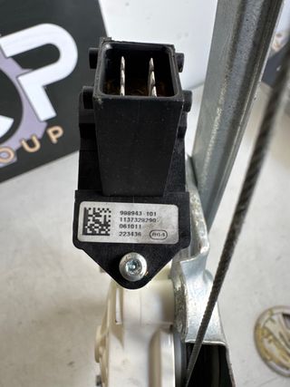 Elevalunas trasero derecho Cadillac SRX: 15252613