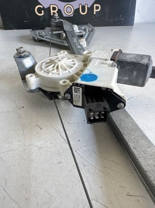 Elevalunas trasero derecho Cadillac SRX: 15252613