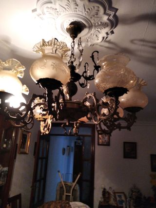 Lámpara de salón antigua negra y dorada