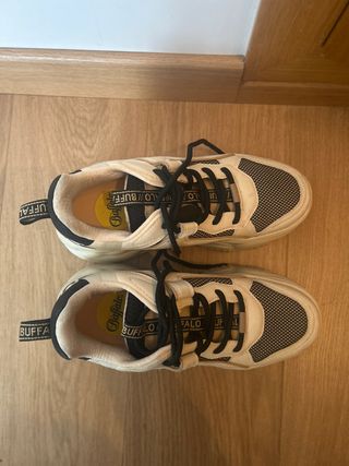 Zapatillas Buffalo beige y negras