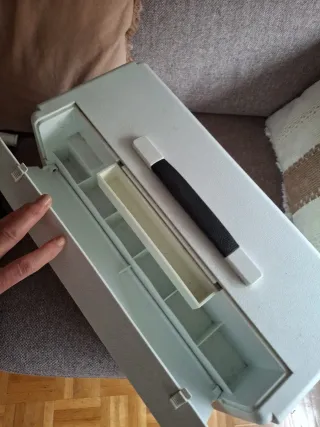 Máquina de coser blanca con asa