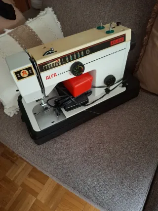 Máquina de coser blanca con asa