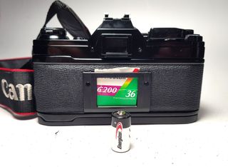 Canon AE-1 Negra + Lente FD 28mm 1:2.8