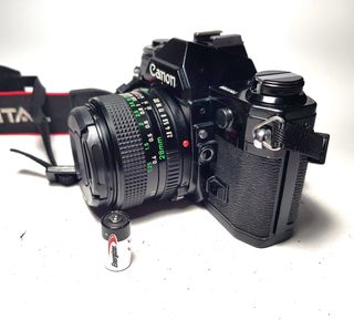 Canon AE-1 Negra + Lente FD 28mm 1:2.8