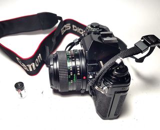 Canon AE-1 Negra + Lente FD 28mm 1:2.8