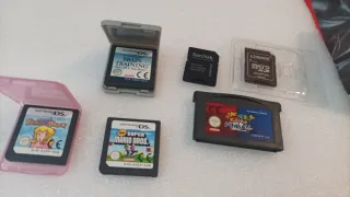 4 Nintendo DS Blancas y Grisesy rojo