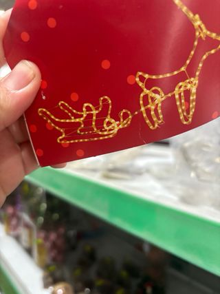 Reno y trineo luces cálidas