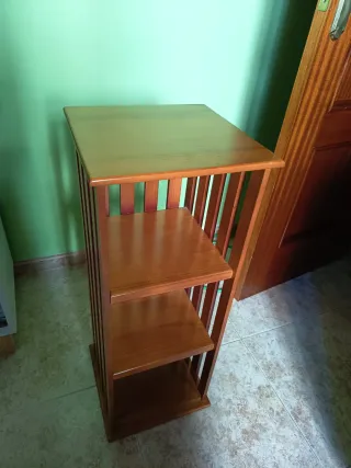 Estantería de madera marrón