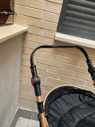 Cochecito de bebé y silla de coche color burdeos