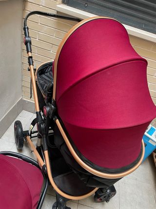 Cochecito de bebé y silla de coche color burdeos
