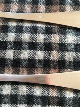 Conjunto de cubiertos de metal plateado