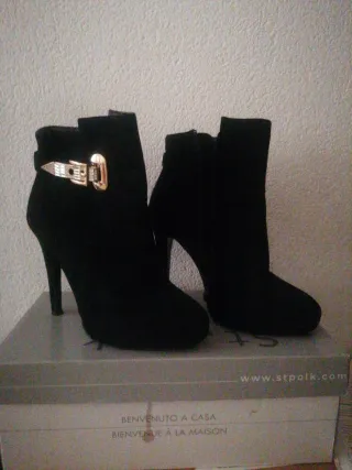 Botines negros con hebilla dorada