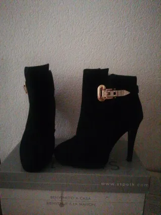 Botines negros con hebilla dorada