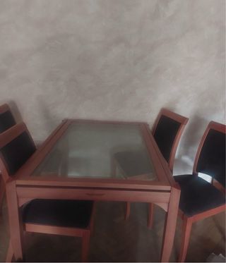 Mesa de salón extensible con 4 sillas de madera