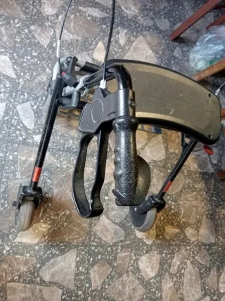 Deambulatore con sedile e cestino