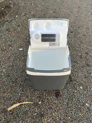 Nevera portátil gris y blanca