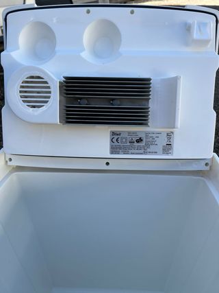 Nevera portátil gris y blanca