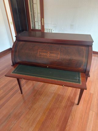 Escritorio antiguo de madera