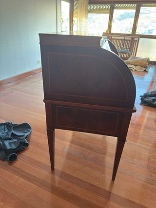 Escritorio antiguo de madera