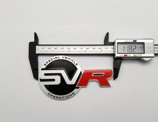 EMBLEMA LOGO SVR LAND ROVER PLATA Y ROJO