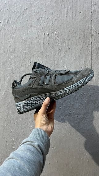 New Balance 2002R Gris/Negro