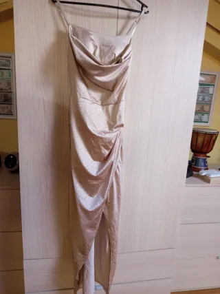 Vestido dorado con pedrería