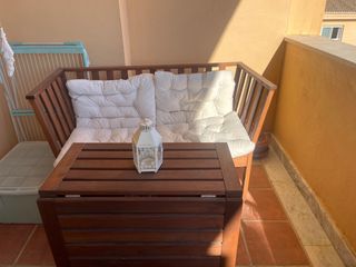 Mesa plegable y banco de madera para terraza.