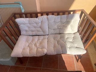 Mesa plegable y banco de madera para terraza.